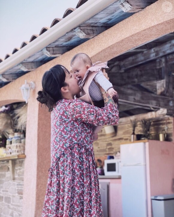 Alizée avec sa fille Maggy (6 mois), le 24 mai 2020.