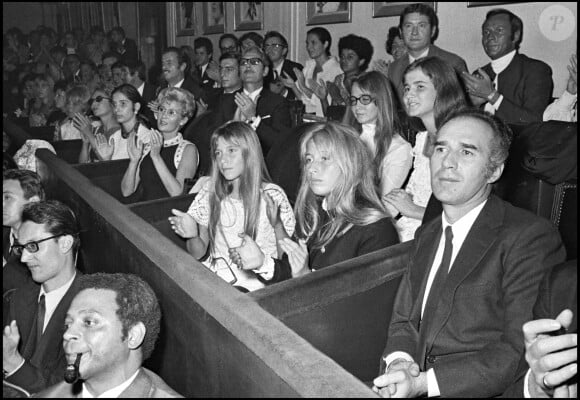 Michel Piccoli assiste à un concert de son épouse Juliette Gréco à Bobino, derrière lui, Laurence, la fille de Juliette Gréco et sa fille Anne Cordelia.