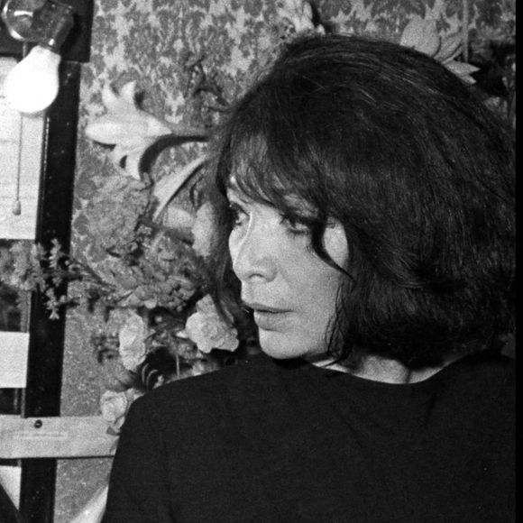 Juliette Gréco dans sa loge à Bobino après un concert, avec sa fille Laurence et Anne Cordelia (fille de Michel Piccoli).