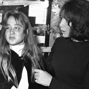 Juliette Gréco dans sa loge à Bobino après un concert, avec sa fille Laurence et Anne Cordelia (fille de Michel Piccoli).