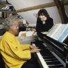 Juliette Greco et son mari Gérard Jouannest au piano, dans leur maison de l'Oise en octobre 1990.