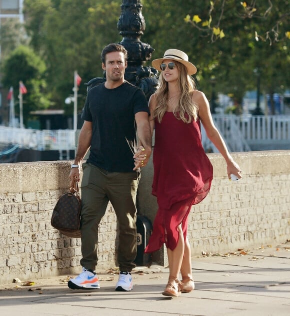 Exclusif - Vogue Williams, enceinte, et son mari Spencer Matthews se promènent main dans la main dans les rues de Londres, le 2 aout 2018.