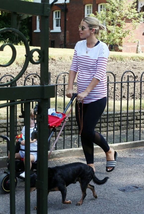 Exclusif - Vogue Williams profite du temps clément pour faire une sortie avec son fils Theodore et le chien à Londres le 27 mai 2020.