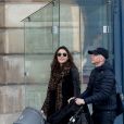 Exclusif -  Samuel Etienne, sa femme Helen et leur fils Malo se promènent Place Vendôme à Paris le 25 février 2017