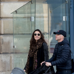 Exclusif -  Samuel Etienne, sa femme Helen et leur fils Malo se promènent Place Vendôme à Paris le 25 février 2017