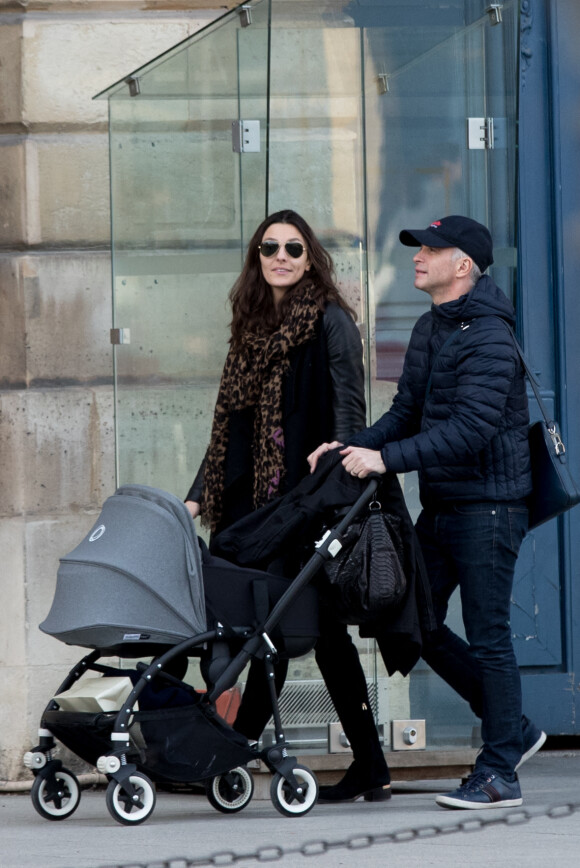 Exclusif -  Samuel Etienne, sa femme Helen et leur fils Malo se promènent Place Vendôme à Paris le 25 février 2017