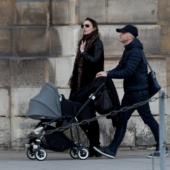 Exclusif -  Samuel Etienne, sa femme Helen et leur fils Malo se promènent Place Vendôme à Paris le 25 février 2017