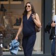 Exclusif - Samuel Etienne et sa femme Helen (enceinte) se promènent dans le quartier du Marais à Paris, où ils ont déjeuné en tête à tête durant 3 heures au restaurant "Le GrandCoeur".