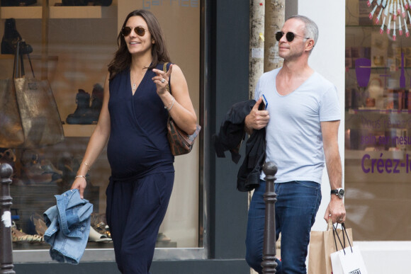 Exclusif - Samuel Etienne et sa femme Helen (enceinte) se promènent dans le quartier du Marais à Paris, où ils ont déjeuné en tête à tête durant 3 heures au restaurant "Le GrandCoeur".