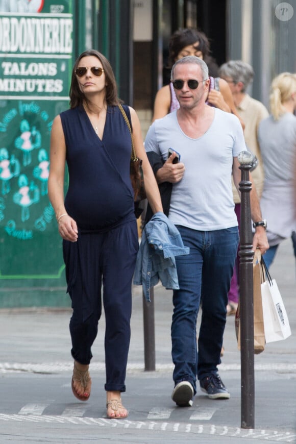Exclusif - Samuel Etienne et sa femme Helen (enceinte) se promènent dans le quartier du Marais à Paris, où ils ont déjeuné en tête à tête durant 3 heures au restaurant "Le GrandCoeur".