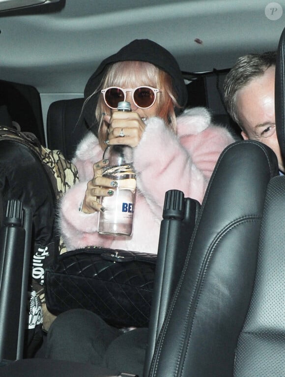 Lily Allen et son mari Sam Cooper sortent de la soirée des deux ans de "SushiSamba" où la chanteuse a donné un mini-concert à Londres, le 11 novembre 2014.