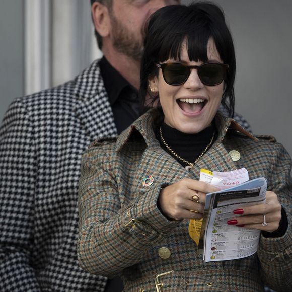 Lily Allen est dans tous ses états lors du Festival de Cheltenham ( course de chevaux) le 13 mars 2020.