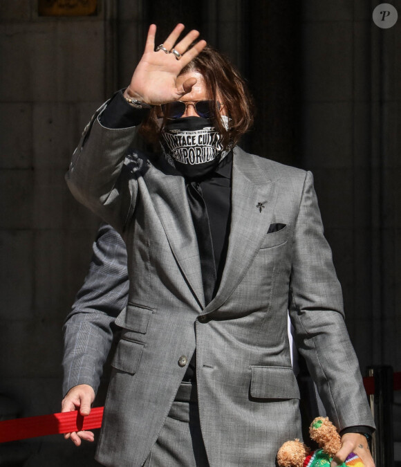Johnny Depp la sortie de la cour royal de justice à Londres, pour le procès en diffamation contre le magazine The Sun Newspaper, le 28 juillet 2020.
