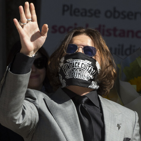 Johnny Depp à la sortie de la cour royal de justice à Londres, pour le procès en diffamation contre le magazine The Sun Newspaper, le 28 juillet 2020.