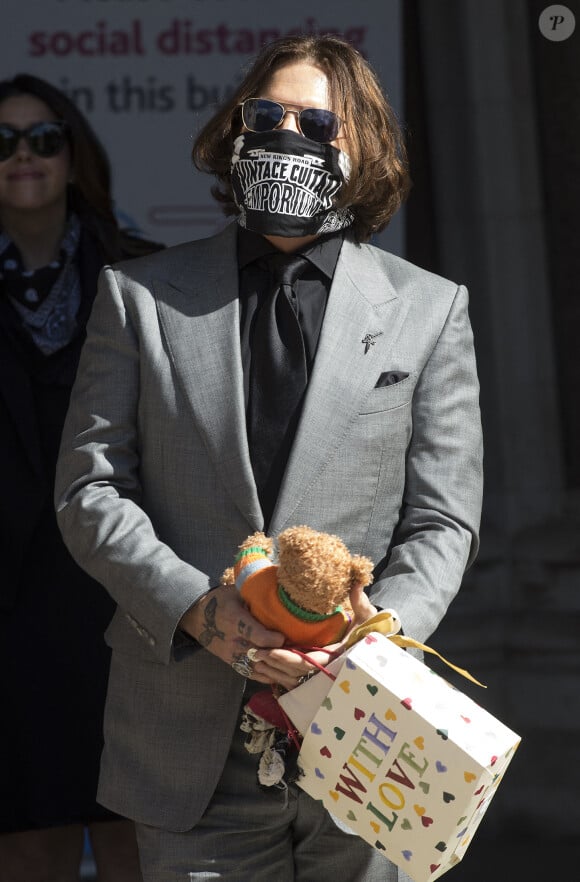 Johnny Depp à la sortie de la cour royal de justice à Londres, pour le procès en diffamation contre le magazine The Sun Newspaper, le 28 juillet 2020.