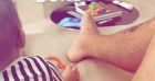 Isaiah, le fils de M. Pokora, devant la télévision (29 juillet 2020).