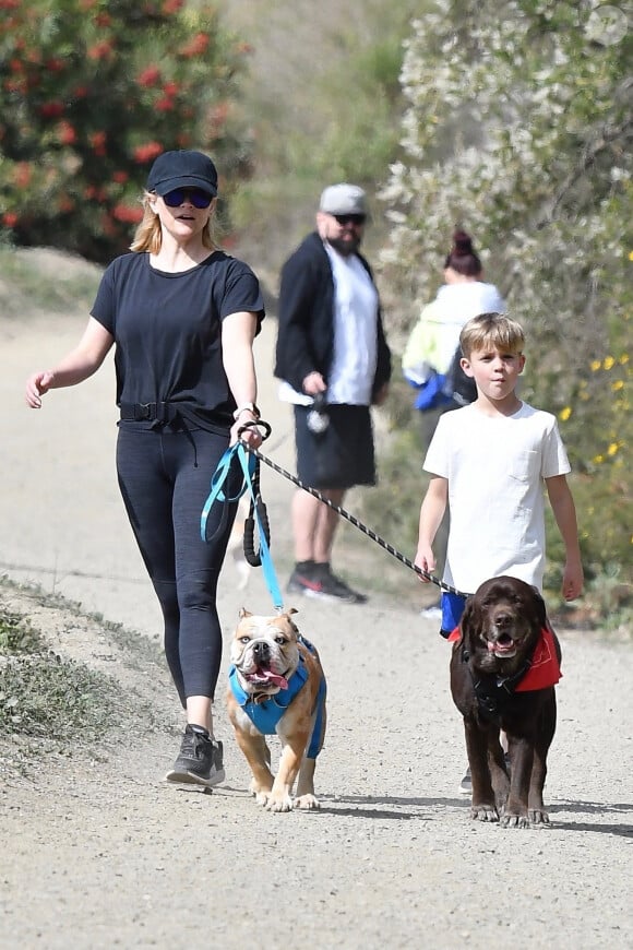 Exclusif - Reese Witherspoon et son fils Tennessee promènent leurs chiens dans le quartier de Brentwood à Los Angeles, le 23 février 2020