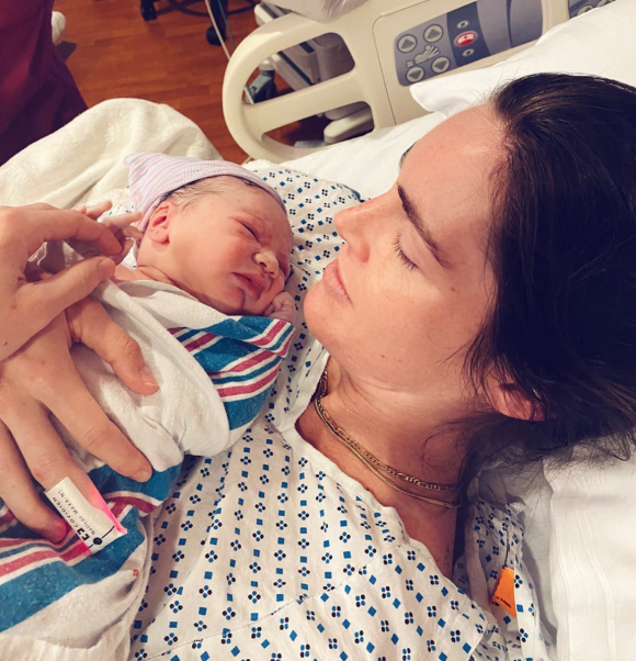 Hilary Rhoda a accouché. Elle a donné naissance un petit garçon prénommé Nash. Juillet 2020.