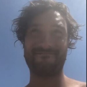 Jérémy Fréro partage sa journée à la plage avec Laure Manaudou, Lou et des amis, le 30 juillet 2020, en story Instagram