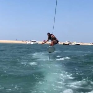 Jérémy Fréro partage sa journée à la plage avec Laure Manaudou, Lou et des amis, le 30 juillet 2020, en story Instagram