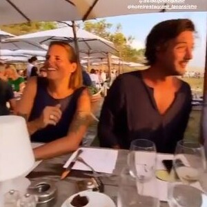 Jérémy Fréro partage sa journée à la plage avec Laure Manaudou, Lou et des amis, le 30 juillet 2020, en story Instagram