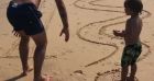 Jérémy Frérot fait la course contre son fils Lou, à la plage, le 30 juillet 2020