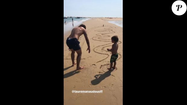 Jérémy Frérot fait la course contre son fils Lou, à la plage, le 30 juillet 2020
