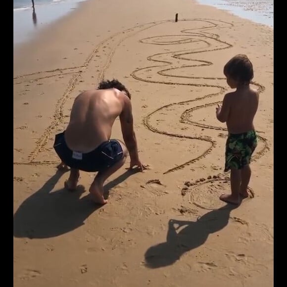 Jérémy Frérot fait la course contre son fils Lou, le 30 juillet 2020, sur Instagram