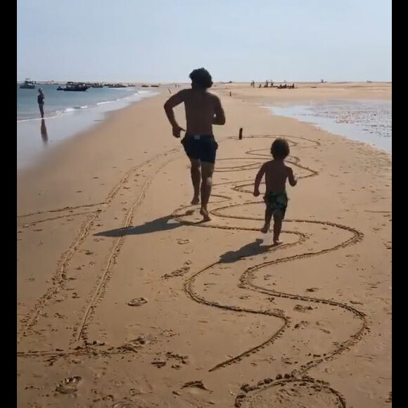 Jérémy Frérot fait la course contre son fils Lou, le 30 juillet 2020, sur Instagram