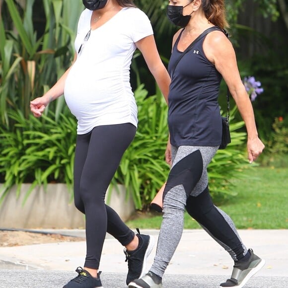 Exclusif - Lea Michele, enceinte, se balade avec sa mère Edith Sarfati. Santa Monica, Los Angeles, le 30 juillet 2020.