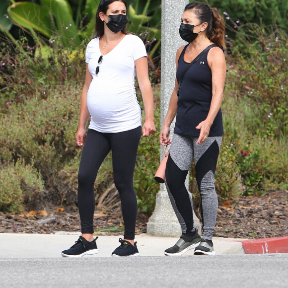 Exclusif - Lea Michele, enceinte, se balade avec sa mère Edith Sarfati. Santa Monica, Los Angeles, le 30 juillet 2020.