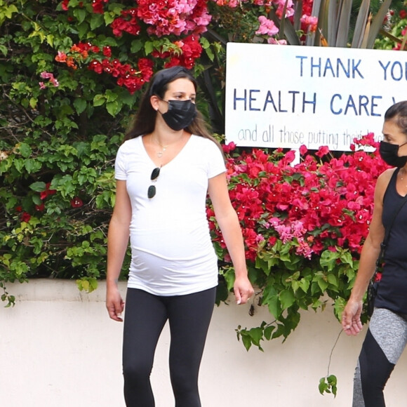 Exclusif - Lea Michele, enceinte, se balade avec sa mère Edith Sarfati. Santa Monica, Los Angeles, le 30 juillet 2020.