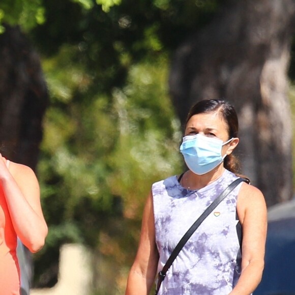 Exclusif - Lea Michele, enceinte, se balade avec sa mère Edith Sarfati. Santa Monica, Los Angeles, le 28 juillet 2020.
