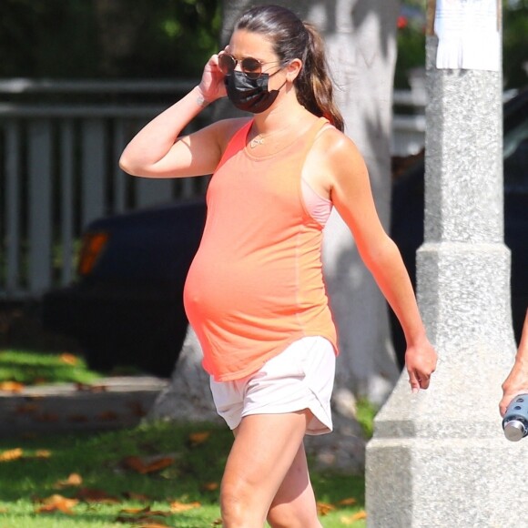 Exclusif - Lea Michele, enceinte, se balade avec sa mère Edith Sarfati. Santa Monica, Los Angeles, le 28 juillet 2020.