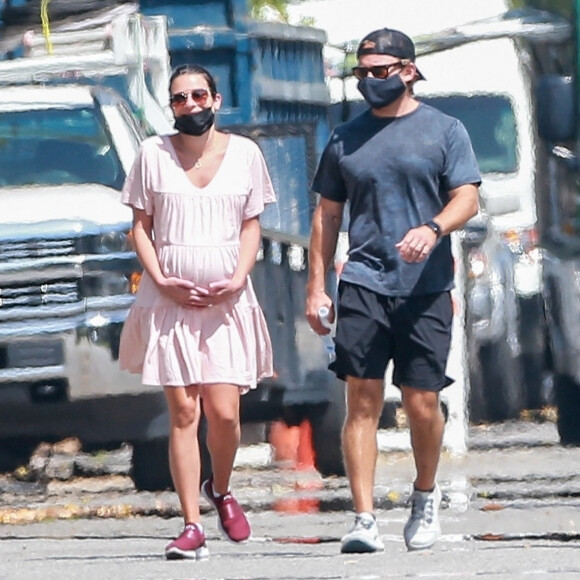 Exclusif - Lea Michele, enceinte, se balade avec son mari Zandy Reich et sa mère Edith. Santa Monica, Los Angeles, le 6 juillet 2020.