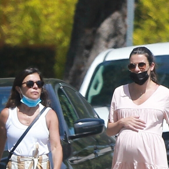 Exclusif - Lea Michele, enceinte, se balade avec son mari Zandy Reich et sa mère Edith. Santa Monica, Los Angeles, le 6 juillet 2020.