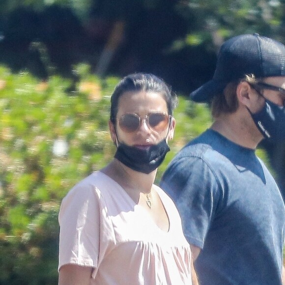 Exclusif - Lea Michele, enceinte, se balade avec son mari Zandy Reich et sa mère Edith. Santa Monica, Los Angeles, le 6 juillet 2020.