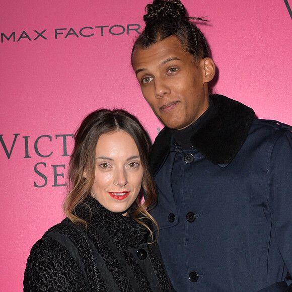 Le chanteur Stromae et sa femme Coralie Barbier lors du photocall du Victoria's Secret Fashion 2016 au Grand Palais à Paris, France, le 30 novembre 2016. © BOV/Bestimage