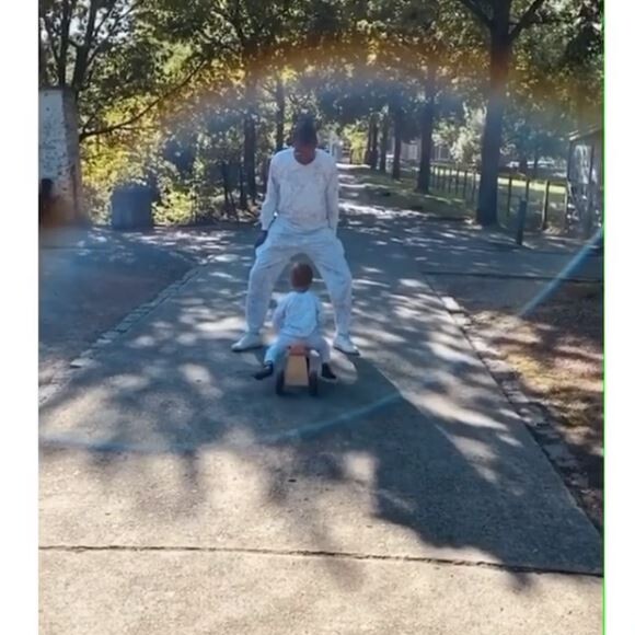 Coralie Barbie a publié une vidéo de Stromae avec leur fils d'un an et demi sur Instagram, à l'occasion de la fête des Pères célébrée le 14 juin 2020 en Belgique.
