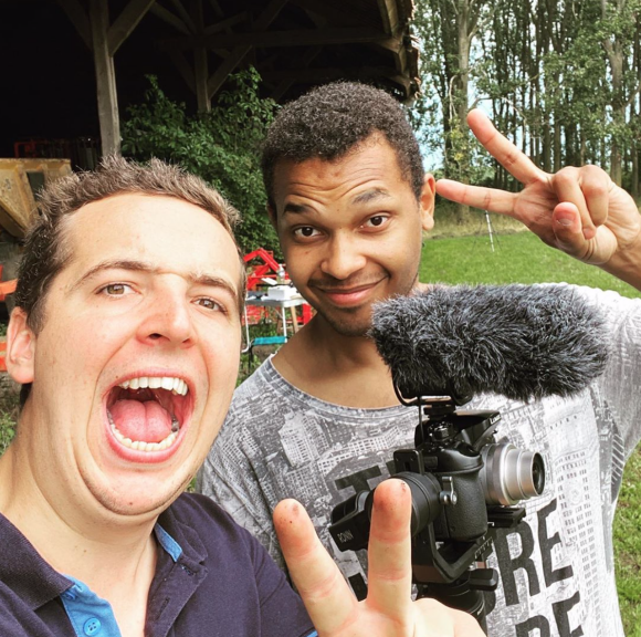 Le youtubeur e-dison, de son vrai nom Maxence Cappelle, et son ami cadreur Maxime. Juillet 2020.