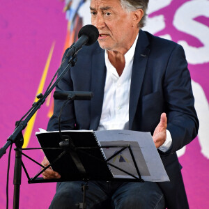 Richard Berry lit "Celui qui n'avait jamais vu la mer", une nouvelle de JMG Le Clézio lors du festival des mots à Mougins, le 3 août 2020. © Lionel Urman/Bestimage