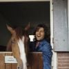 En France, Mike Brant, chanteur, avec son cheval Kullebert dans un haras en juin 1974. Michel Ristroph via Bestimage