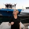 Brigitte Bardot pose avec l'équipage de Brigitte Bardot Sea Shepherd, le célèbre trimaran d'intervention de l'organisation écologiste, sur le port de Saint-Tropez, le 26 septembre 2014