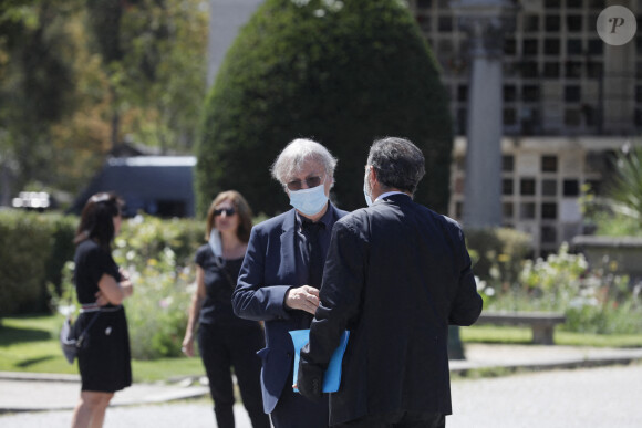 Plantu et Jean-Yves Halimi (fils de Gisèle) - Sortie des obsèques de Gisèle Halimi au cimetière du Père Lachaise à Paris, le 6 août 2020.  