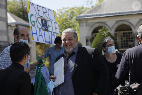 Emmanuel Faux (fils de Gisèle) - Sortie des obsèques de Gisèle Halimi au cimetière du Père Lachaise à Paris, le 6 août 2020.  