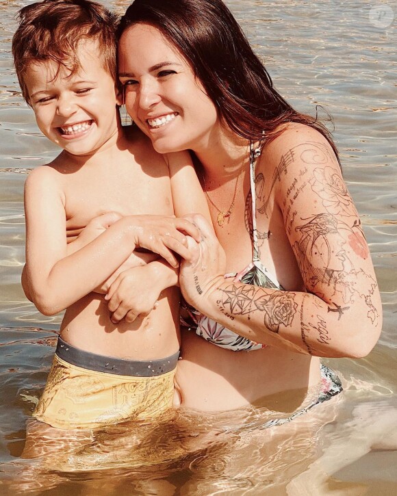 Kelly Helard enceinte, en vacances avec son fils Liam, le 26 juillet 2020