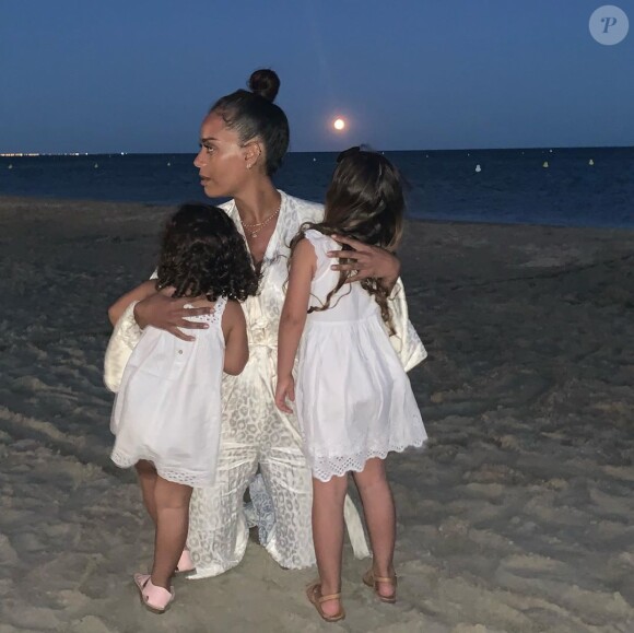 Amel Bent en vacances (dans une destination gardée secrète) avec ses deux filles Sofia et Hana. Août 2020.