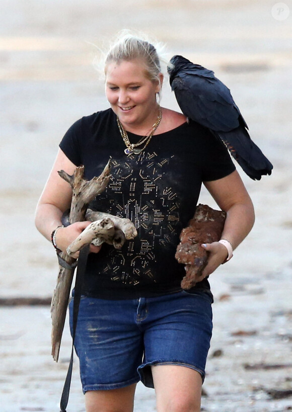 Exclusif - Virginia Roberts, une victime de G. Epstein, se promène avec ses chiens et sa fille sur la plage de Cairns en Australie, le 2 mars 2020. Merci de flouter le visage des enfants avant publication 