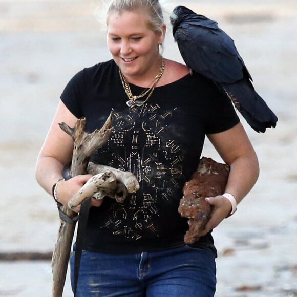 Exclusif - Virginia Roberts, une victime de G. Epstein, se promène avec ses chiens et sa fille sur la plage de Cairns en Australie, le 2 mars 2020. Merci de flouter le visage des enfants avant publication 