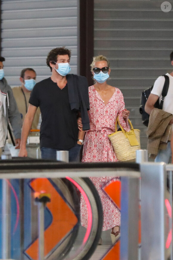 Exclusif - Laeticia Hallyday et son compagnon Pascal Balland prennent un vol à l'aéroport Roissy CDG pour une échappée à deux, sans enfants le 26 juin 2020.